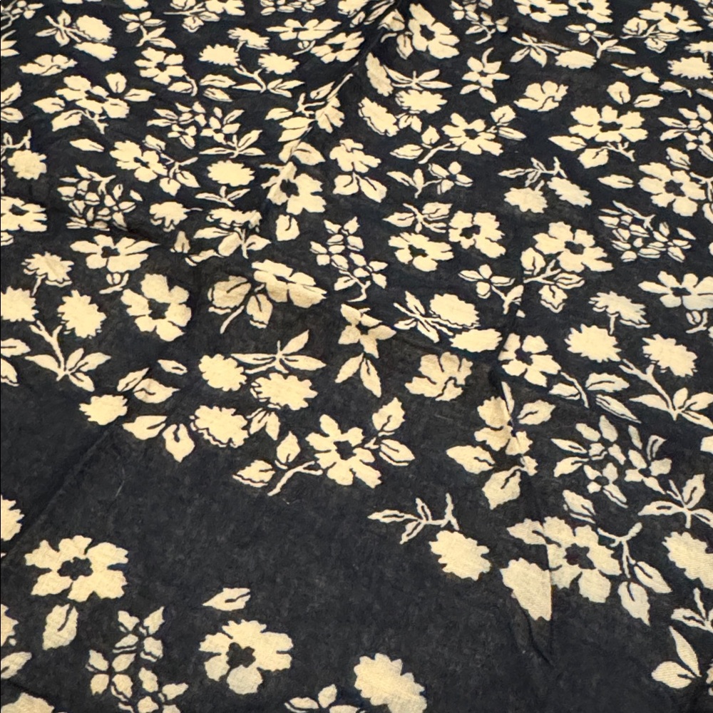 Madewell | Floral Cotton Handkerchief Bandanna in Black - Picture 3 of 8